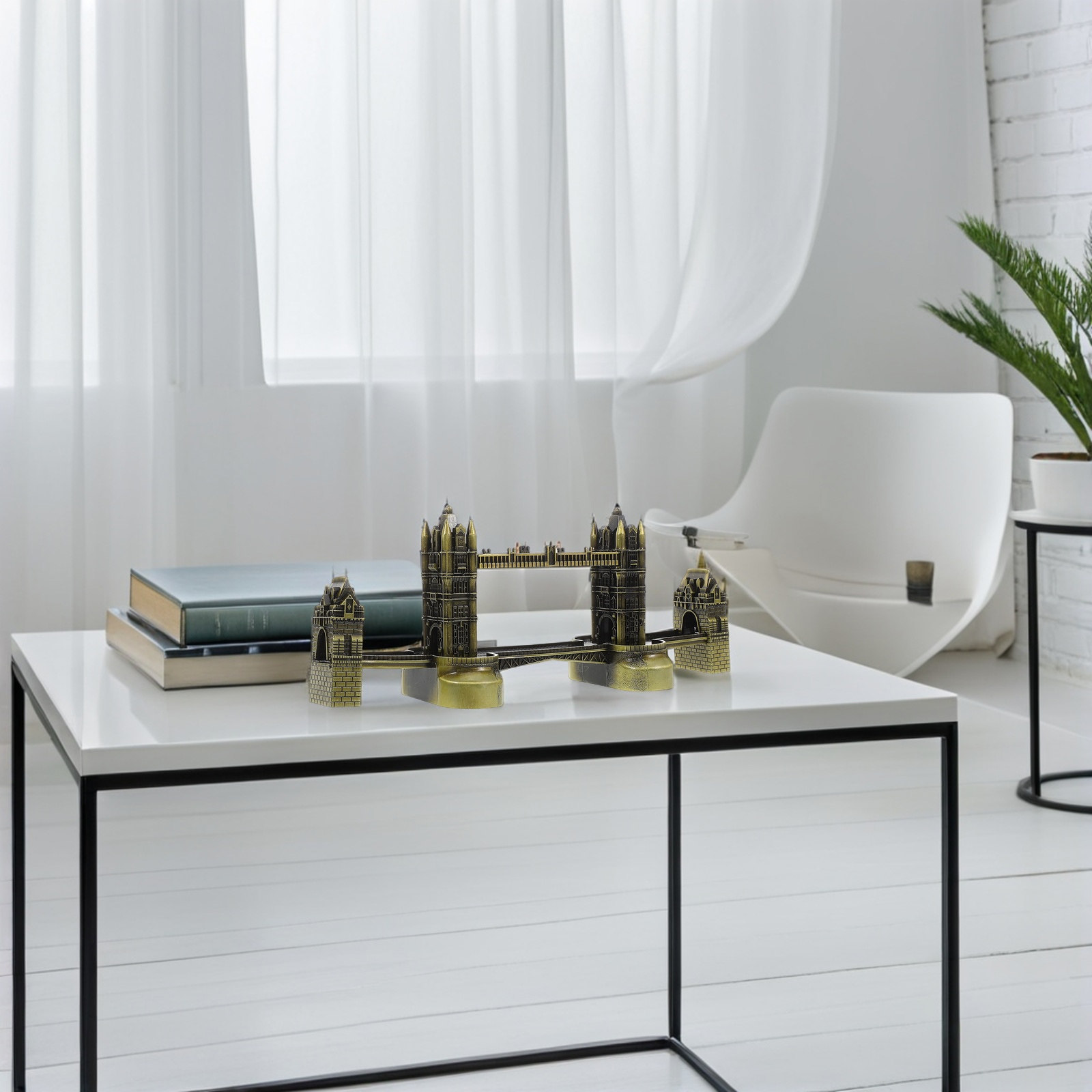 Home Office London - Metalowa rzeźba Mostu Wiedźm w Londynie,