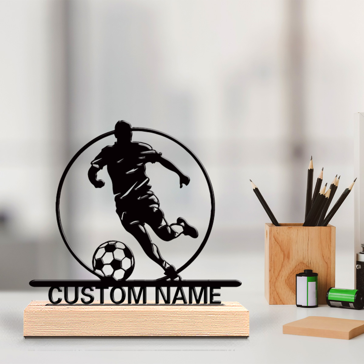 Home Office Ideas - Metalowa statuetka piłkarza z imieniem, drewniana